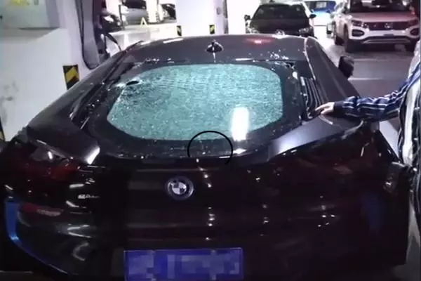 報復男友!女忘記男友車哪台,「砸錯12輛名車」...警方上門讓賠「勞斯萊斯」把她嚇哭了!