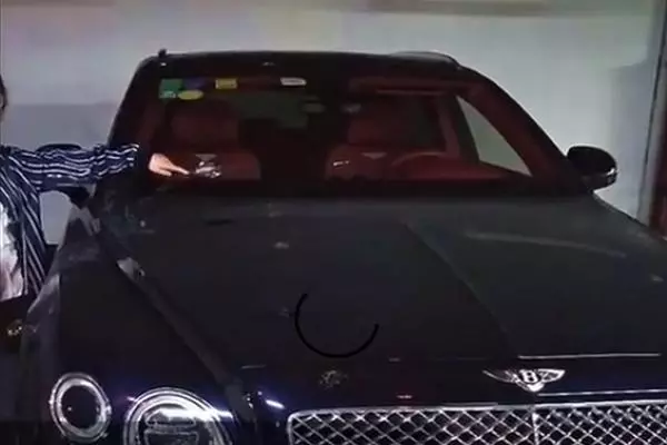 報復男友!女忘記男友車哪台,「砸錯12輛名車」...警方上門讓賠「勞斯萊斯」把她嚇哭了!