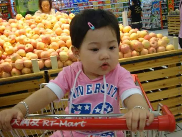 逛街時,女兒吵著走路腳疼,寶媽低頭一看馬上報警,直誇女兒聰明