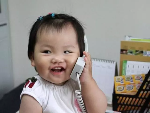 逛街時,女兒吵著走路腳疼,寶媽低頭一看馬上報警,直誇女兒聰明