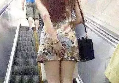 30張搞笑圖,妹子明知道衣服不防水還硬要游泳,難怪差一點就要被看穿啦了!
