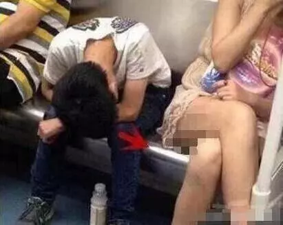 30張搞笑圖,妹子明知道衣服不防水還硬要游泳,難怪差一點就要被看穿啦了!