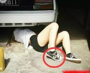 30張搞笑圖,妹子明知道衣服不防水還硬要游泳,難怪差一點就要被看穿啦了!