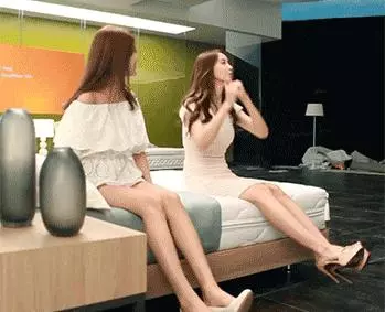30張搞笑圖,妹子明知道衣服不防水還硬要游泳,難怪差一點就要被看穿啦了!
