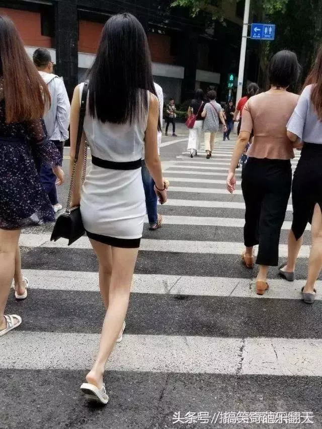 30張搞笑圖,妹子明知道衣服不防水還硬要游泳,難怪差一點就要被看穿啦了!