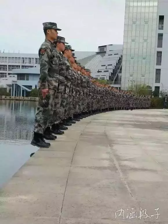 30張搞笑圖,妹子明知道衣服不防水還硬要游泳,難怪差一點就要被看穿啦了!