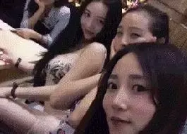 30張搞笑圖,妹子明知道衣服不防水還硬要游泳,難怪差一點就要被看穿啦了!