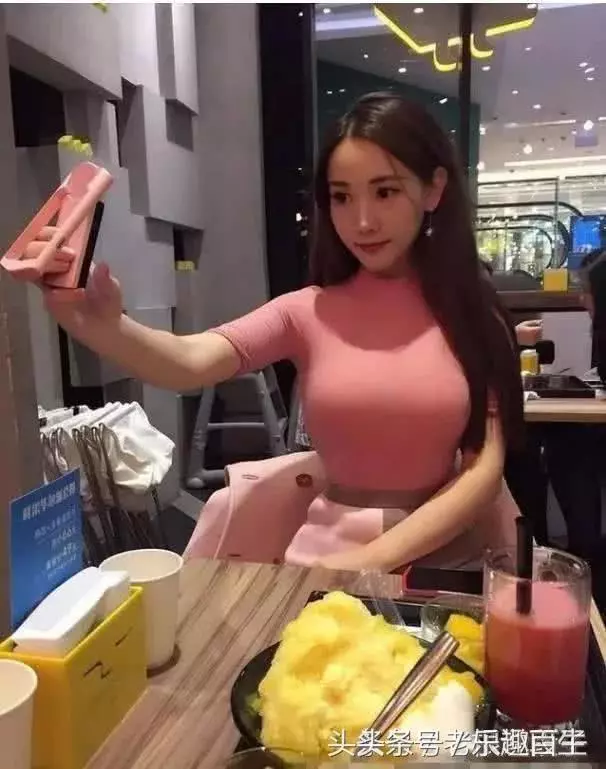 30張搞笑圖,妹子明知道衣服不防水還硬要游泳,難怪差一點就要被看穿啦了!