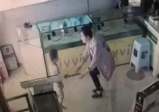 30張搞笑圖,妹子明知道衣服不防水還硬要游泳,難怪差一點就要被看穿啦了!