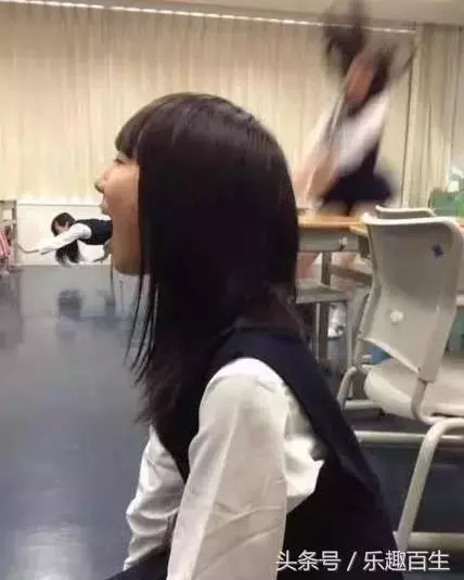 30張搞笑圖,妹子明知道衣服不防水還硬要游泳,難怪差一點就要被看穿啦了!