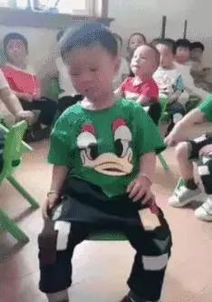 30張搞笑圖,妹子明知道衣服不防水還硬要游泳,難怪差一點就要被看穿啦了!