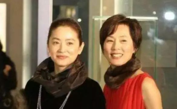 林青霞與她的親姐姐,一個仍然優雅,一個失散36年