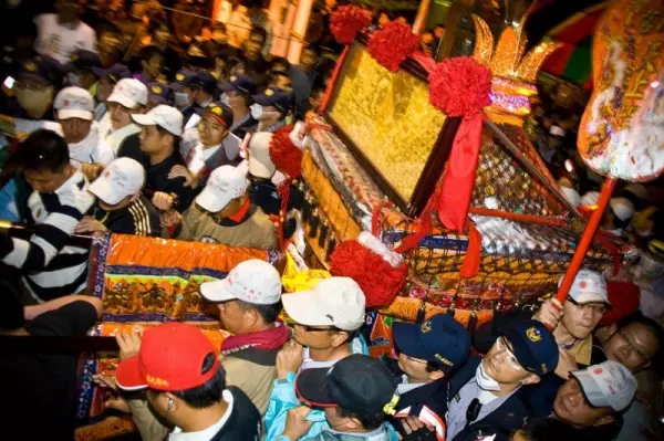 第一年走媽祖繞境,巧遇阿婆「求幫忙提行李」秒拒絕 遺憾了七年,竟突然遇到彌補機會!?