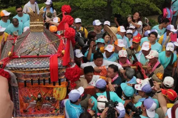 第一年走媽祖繞境,巧遇阿婆「求幫忙提行李」秒拒絕 遺憾了七年,竟突然遇到彌補機會!?