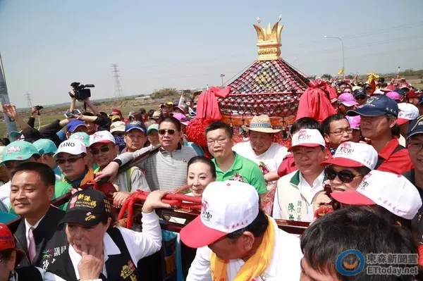 第一年走媽祖繞境,巧遇阿婆「求幫忙提行李」秒拒絕 遺憾了七年,竟突然遇到彌補機會!?