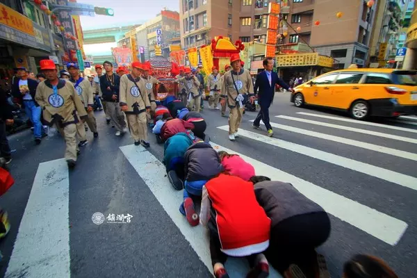 第一年走媽祖繞境,巧遇阿婆「求幫忙提行李」秒拒絕 遺憾了七年,竟突然遇到彌補機會!?