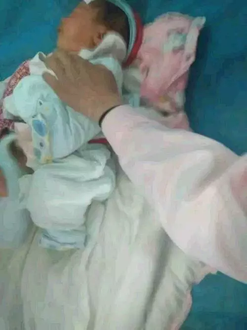41歲產婦陣痛24小時生下男寶,「砰」的一聲,推出的卻不是產婦