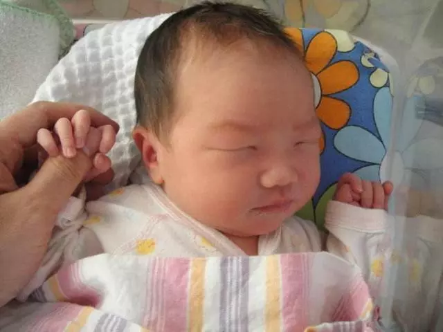 41歲產婦陣痛24小時生下男寶,「砰」的一聲,推出的卻不是產婦