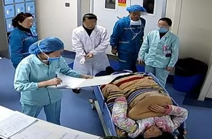 41歲產婦陣痛24小時生下男寶,「砰」的一聲,推出的卻不是產婦