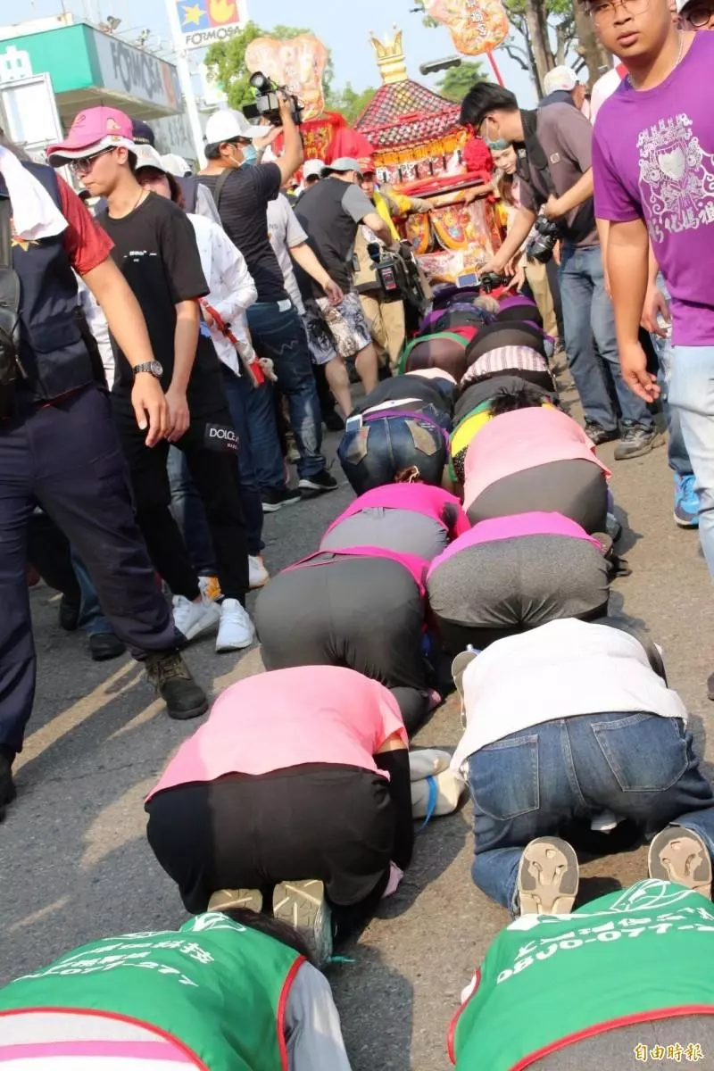 大甲媽進彰化 搶「鑽轎腳」起身首念是…