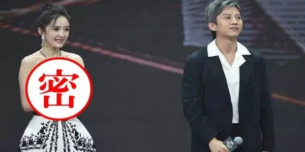 楊冪領獎雙手護快掉出的胸,孫儷老公鄧超始終不敢直視楊冪,這禮服太性感難怪女星都搶著入手!