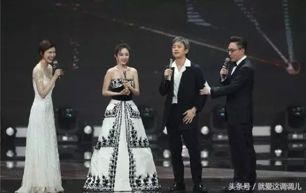 楊冪領獎雙手護快掉出的胸,孫儷老公鄧超始終不敢直視楊冪,這禮服太性感難怪女星都搶著入手!