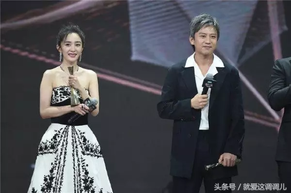 楊冪領獎雙手護快掉出的胸,孫儷老公鄧超始終不敢直視楊冪,這禮服太性感難怪女星都搶著入手!