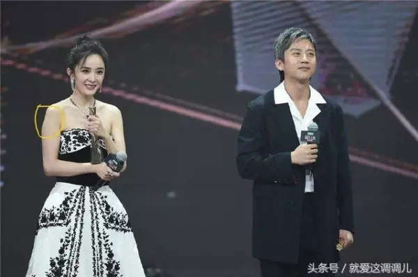 楊冪領獎雙手護快掉出的胸,孫儷老公鄧超始終不敢直視楊冪,這禮服太性感難怪女星都搶著入手!
