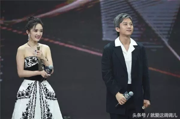 楊冪領獎雙手護快掉出的胸,孫儷老公鄧超始終不敢直視楊冪,這禮服太性感難怪女星都搶著入手!