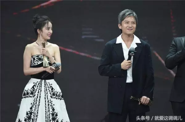 楊冪領獎雙手護快掉出的胸,孫儷老公鄧超始終不敢直視楊冪,這禮服太性感難怪女星都搶著入手!