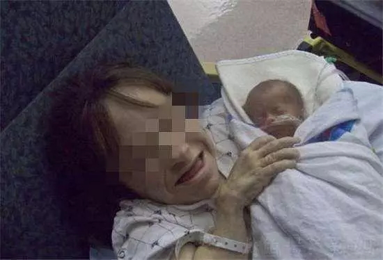 侏儒症產婦堅持生完第四胎寶寶後痛哭,網友怒嗆:別拿你的愛傷害孩子!看到兒女模樣就懂了!