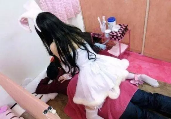 23張照片讓我笑到肚子痛!妹子的胸好挺啊!美女,風太大了,再不躲起來就要掉出來了!