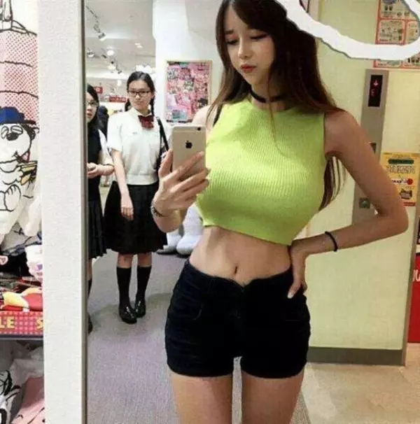 23張照片讓我笑到肚子痛!妹子的胸好挺啊!美女,風太大了,再不躲起來就要掉出來了!