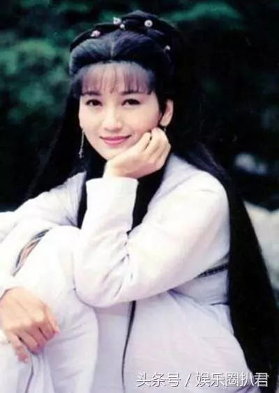63歲趙雅芝與兒子合照似情侶,『 但網友卻紛紛注意到她的腳』~