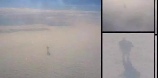 他在飛機上拍到「超神祕畫面」!拉近放大「一家人漫步在雲端」輪廓倒影超清楚...不可思議!