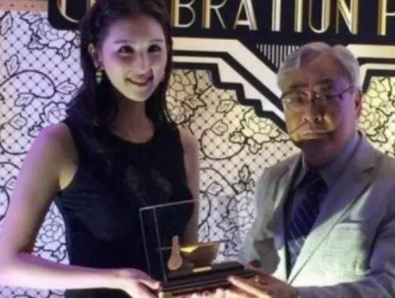 曾是體操冠軍,27歲為家還債與81歲富豪在一起,還清立馬分手!
