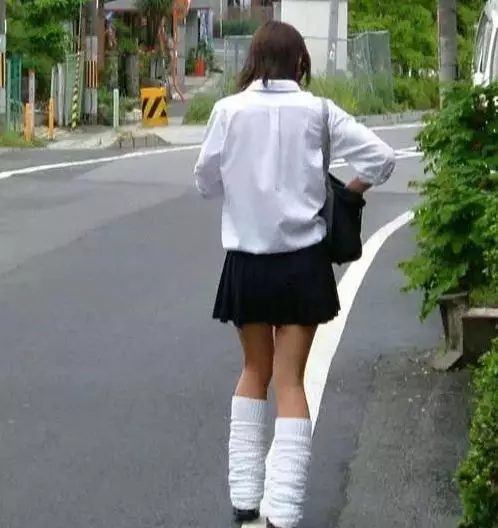 日本女高中生的裙子到底有多短?最後一張,叫人受不了啊!!