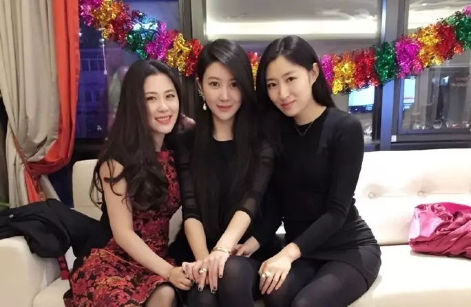 超正「母女3人合照」誰才是媽?1萬名網友全猜錯:嚇到摔破眼鏡!