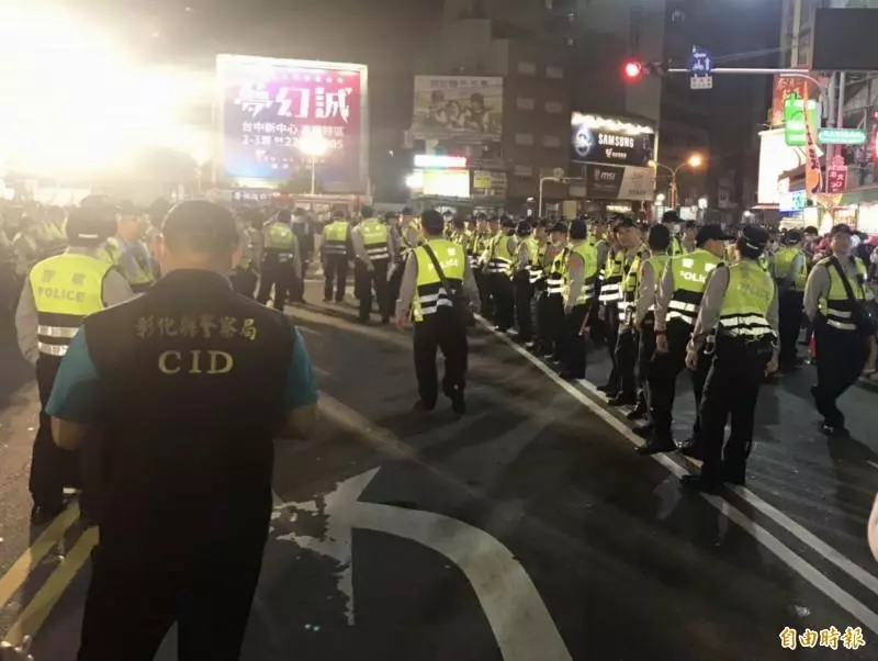大甲媽遶境超級戰區!彰化民生地下道320警列隊超壯觀