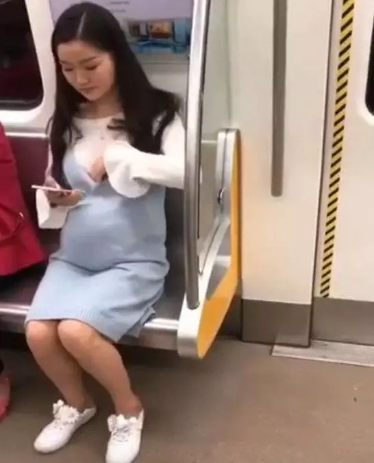 地鐵上「最美孕婦」的舉動意外惹怒眾人,網友砲轟:沒有道德底線!
