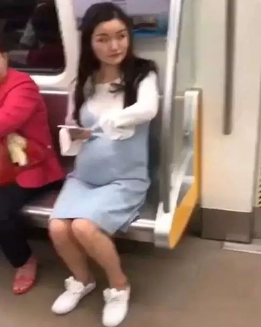 地鐵上「最美孕婦」的舉動意外惹怒眾人,網友砲轟:沒有道德底線!