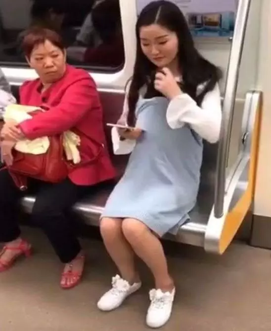 地鐵上「最美孕婦」的舉動意外惹怒眾人,網友砲轟:沒有道德底線!
