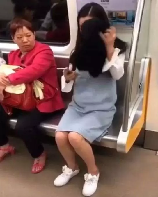地鐵上「最美孕婦」的舉動意外惹怒眾人,網友砲轟:沒有道德底線!