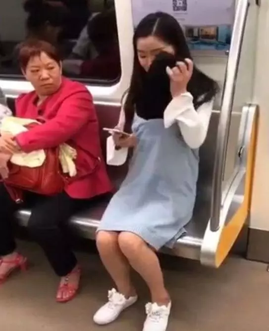 地鐵上「最美孕婦」的舉動意外惹怒眾人,網友砲轟:沒有道德底線!