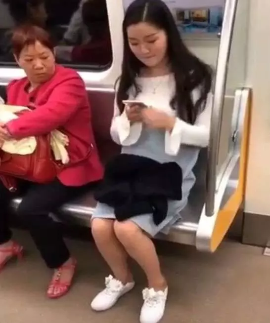 地鐵上「最美孕婦」的舉動意外惹怒眾人,網友砲轟:沒有道德底線!