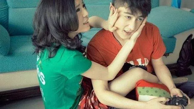 媳婦生了個女兒,要求回娘家坐月子,不料婆婆天天上娘家門