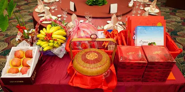 媳婦生了個女兒,要求回娘家坐月子,不料婆婆天天上娘家門