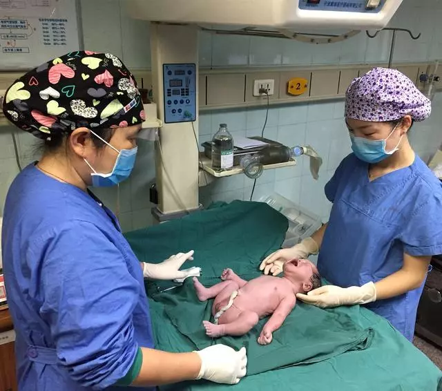 媳婦生了個女兒,要求回娘家坐月子,不料婆婆天天上娘家門