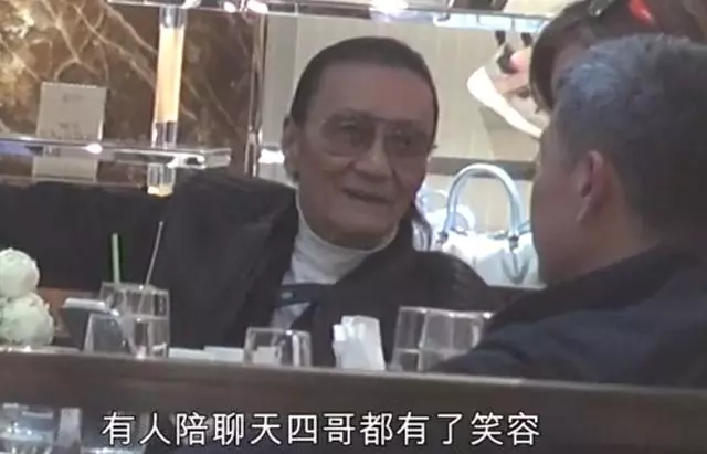 前妻秀恩愛你一口我一口的,謝賢也不甘寂寞進行回擊,約賭王四太梁安琪喝下午茶,自曝分手後獨居豪宅太枯燥!