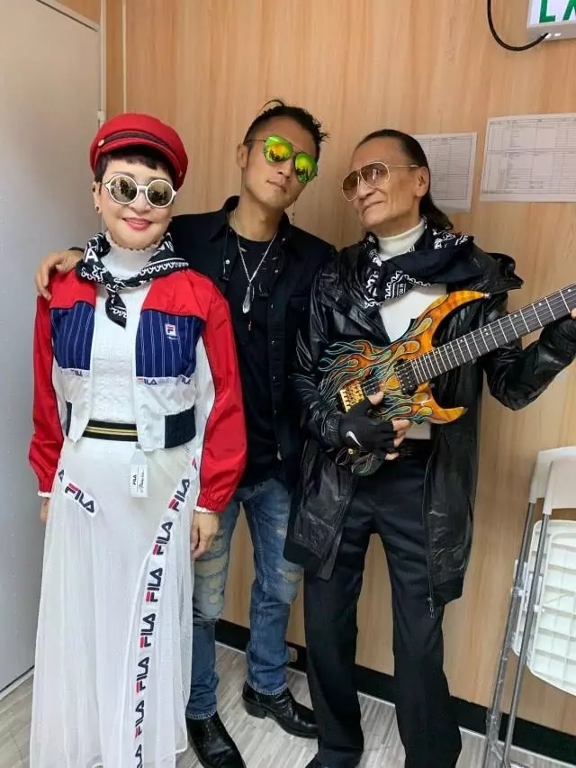 前妻秀恩愛你一口我一口的,謝賢也不甘寂寞進行回擊,約賭王四太梁安琪喝下午茶,自曝分手後獨居豪宅太枯燥!
